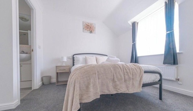 Sleeps 5 - Private Garden- Free Parking