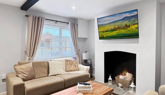 Sleeps 8 3bedroom House, Harlaxton Garden Driveway