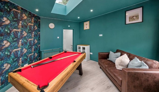 Sleeps12, Working space, Game room & Free Parking