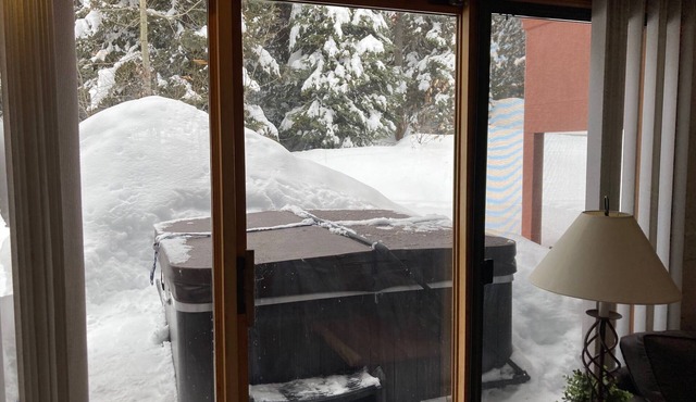 SnowCreekVillage Ski in/out 2 Bd 1200 sf Townhouse with Private Hot Tub, Wifi