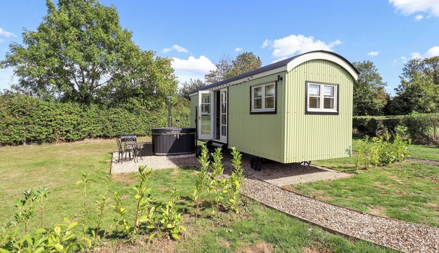 SNOWDROP, romantic, with hot tub in Waltham