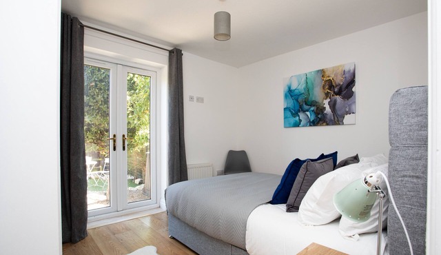 Snug apartment in the heart of Beaconsfield Old Town