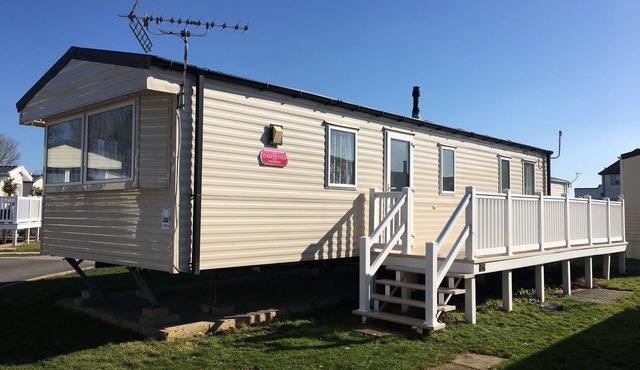 SOLENT BREEZES, CARAVAN 108, pet friendly in Warsash