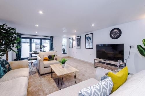 Spa Lodge - Stunning 3Bed Oasis, Driveway Parking, Garden