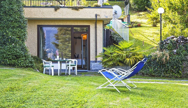 Spacious 1-room apartment with about 1. 300 m² large well-kept garden plot