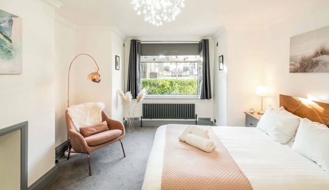 Spacious 1BR Flat in Wanstead: Garden and Comfort