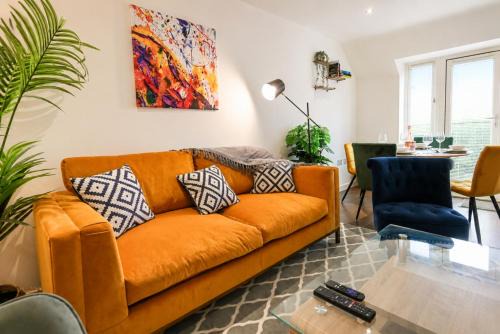 Spacious 2 Bedroom Balcony Flat with Parking and Fast WiFi
