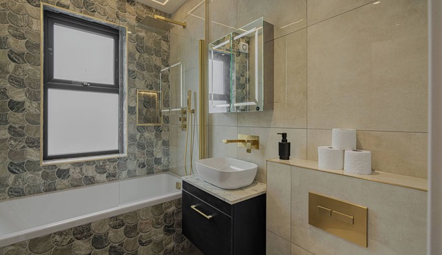 Spacious 2-bedroom condo - Sleeps 5 - Free WiFi - Free Parking