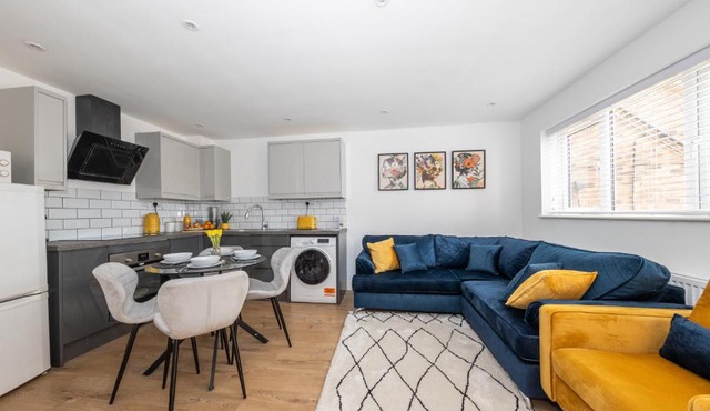Spacious 2 bedroom home, Contractors friendly and free parking