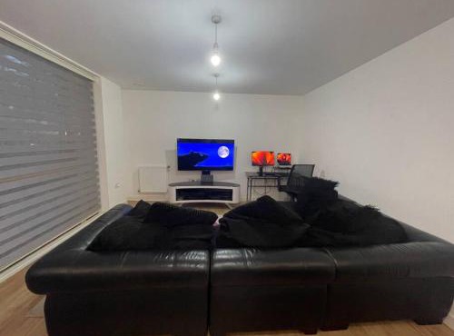 Spacious 2 Bedroom Modern Flat & Parking