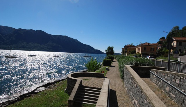 Spacious 2-room apartment with dream lake view & private beach right on the lake