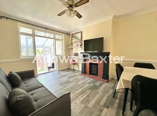 Spacious 2BR Flat in Harold Wood