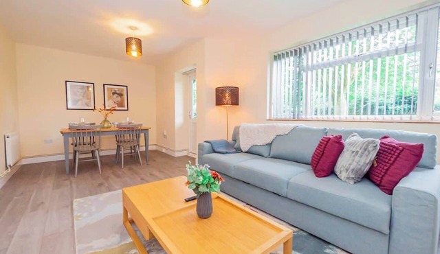 Spacious 2BR Flat @ Summertown | Sleeps 7 | 5 Star