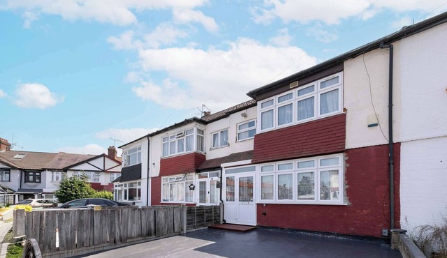 Spacious 3-Bed (Sleeps 7) Home with Garden