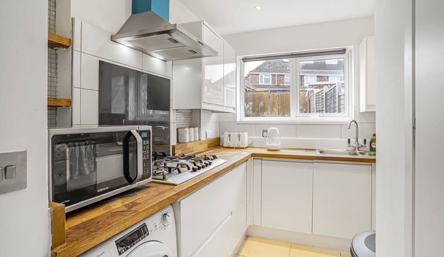 Spacious 3-Bed Home in Luton with Free Parking