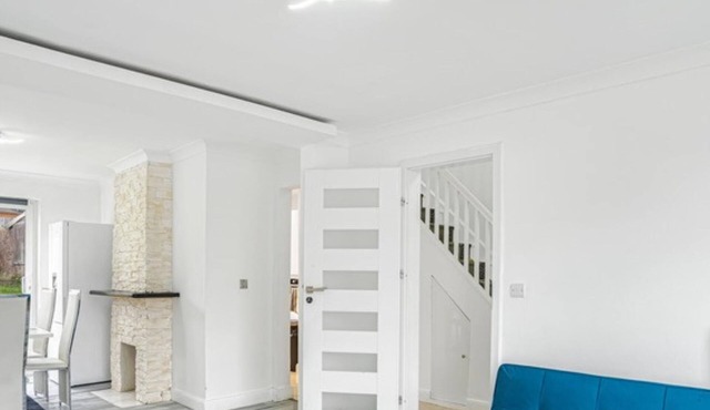 Spacious 3-Bed Home in Luton with Free Parking