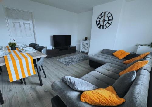 Spacious 3 Bed House in Northampton - Sleeps 6 - Driveway Parking - Fast WiFi