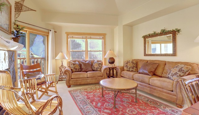 Spacious 3-Bedroom Condo with Hot Tub, Surrounded by Beautiful Views - CS431