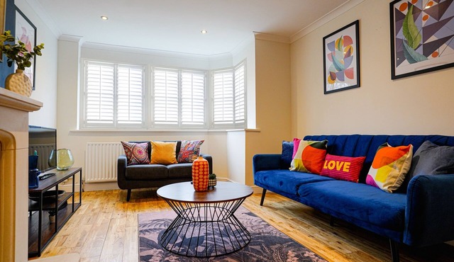 Spacious 3 Bedroom House Sleeps 6 |Driveway|Garden