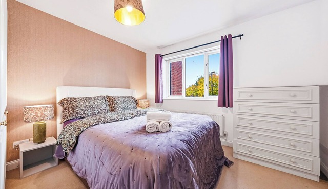 Spacious 3-Bedroom House w/Garden & Parking