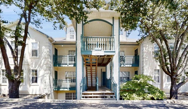 Spacious 3BR Condo - JACUZZI TUB - Golf & Pools