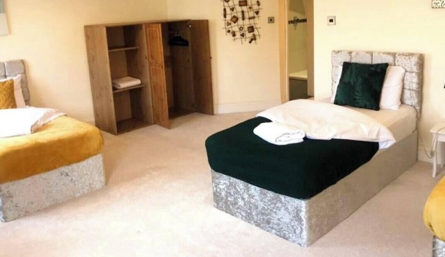 Spacious 3BR Home in Bedford for Big Groups