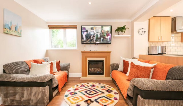 Spacious 3BR House, Garden & Parking -Mins to Tube - Pass the Keys