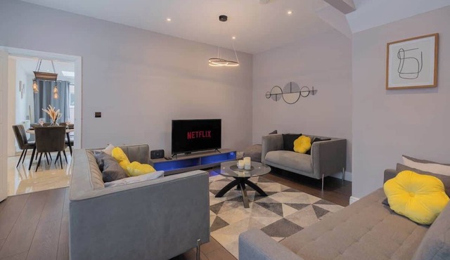 Spacious 3BR House Near Stadium | Parking & Garden