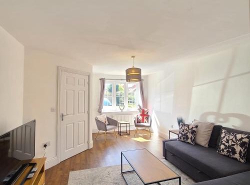 Spacious 3BR House Parking Garden Sleeps 6