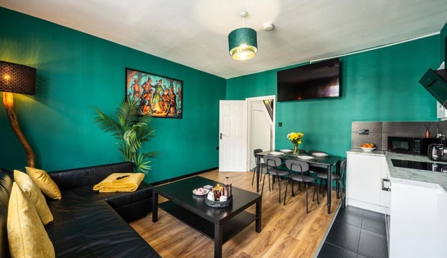 Spacious 4-Bed Apartment · Sleeps 6 · City Centre