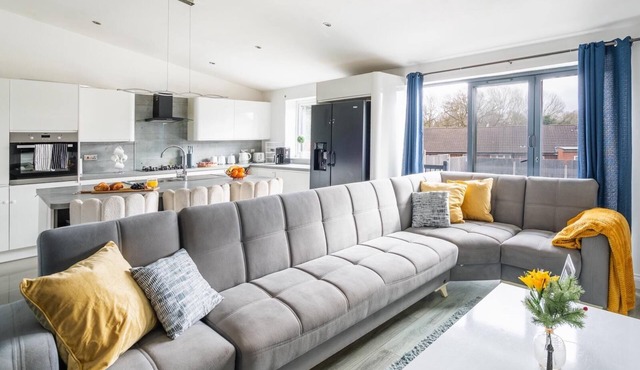 SPACIOUS 4 BEDROOM WITH FREE PARKING FOR CONTRACTORS AND BUSINESS TRAVELERS