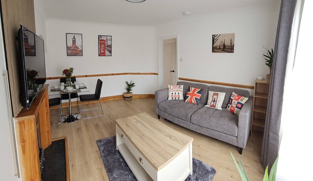 Spacious 4 Bed Home Free parking and Private Garden - EcuaStay