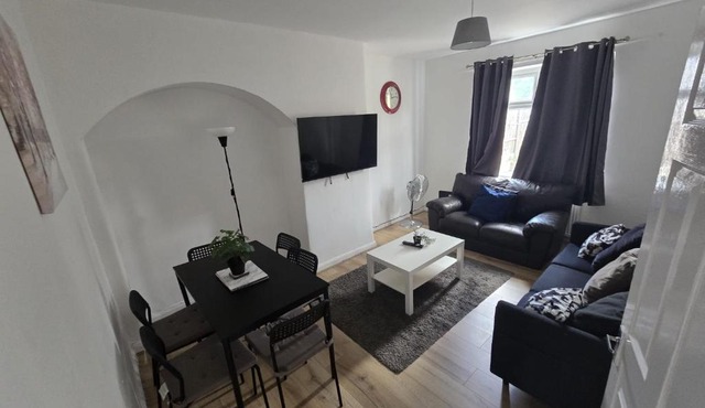 Spacious 4 Bedroom House in Dagenham