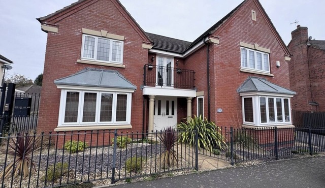 Spacious 4BD House with Character in Coventry