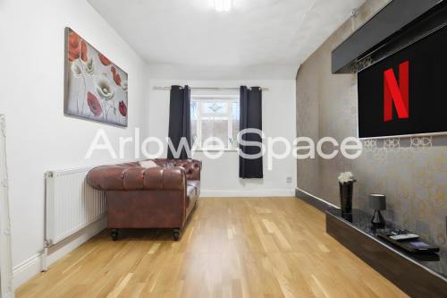 Spacious 4BR House Near Dagenham Heathway