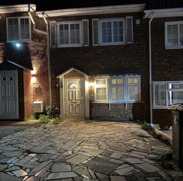Spacious 5-Bed House in Chigwell - Grange Hill