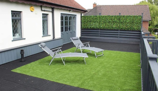 Spacious 6 bedroom home with outdoor dining area
