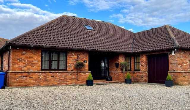Spacious 6-bedroom house in charming Bedford with WiFi