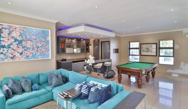Spacious 6-bedroom house with swimming pool, WiFi and AC in Sandton.