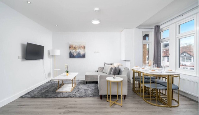 Spacious 6BR Apt | Manor Park Retreat