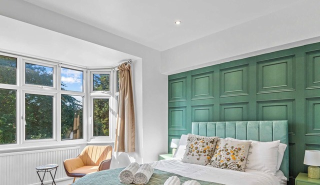 Spacious 6BR Ensuite home - Sleeps 12 - Parking