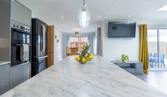 Spacious and lovely 5 bed property Ample and free parking