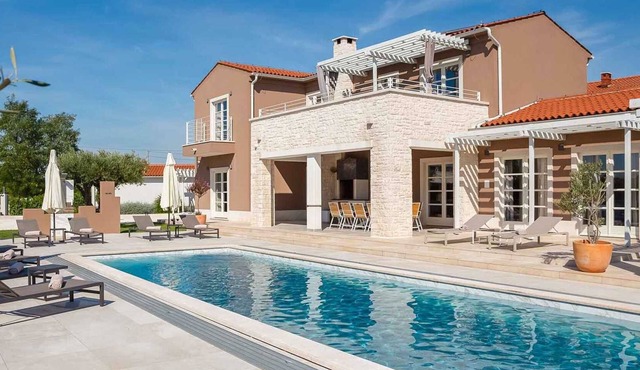 Spacious and modern villa with swimming pool