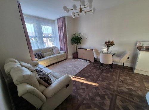 Spacious Apartment Sleeps 2 with Parking newly refurbished