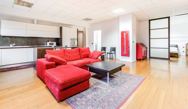 Spacious APT just 250m from "Zara" M3 stop!