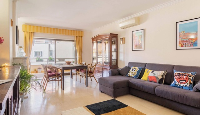 Spacious & Clean Cascais Apartment. Central with free private parking.