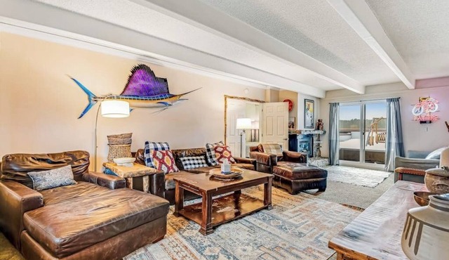 Spacious condo with hot tub, pool, sauna - bus to town/slopes