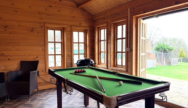 Spacious Cotswolds Home-Large Garden-Games Room