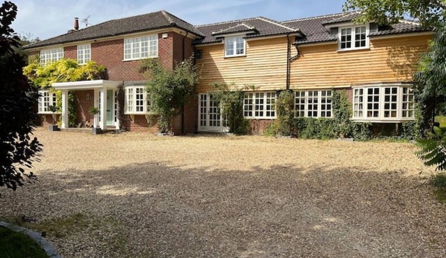 Spacious Country House in stunning Hampshire village - sleeps 8