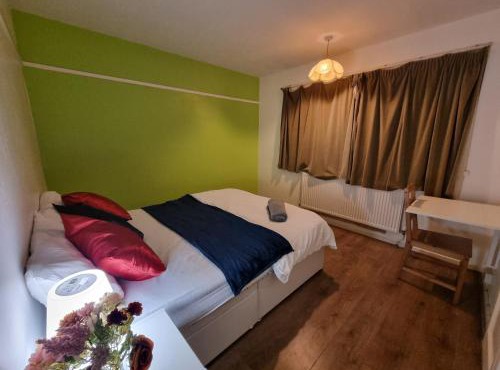 Spacious Double Room Ideal for Professionals Heathrow Uxbridge Access StockleyPark Brunel University Hillingdon Hospital Prologis Park